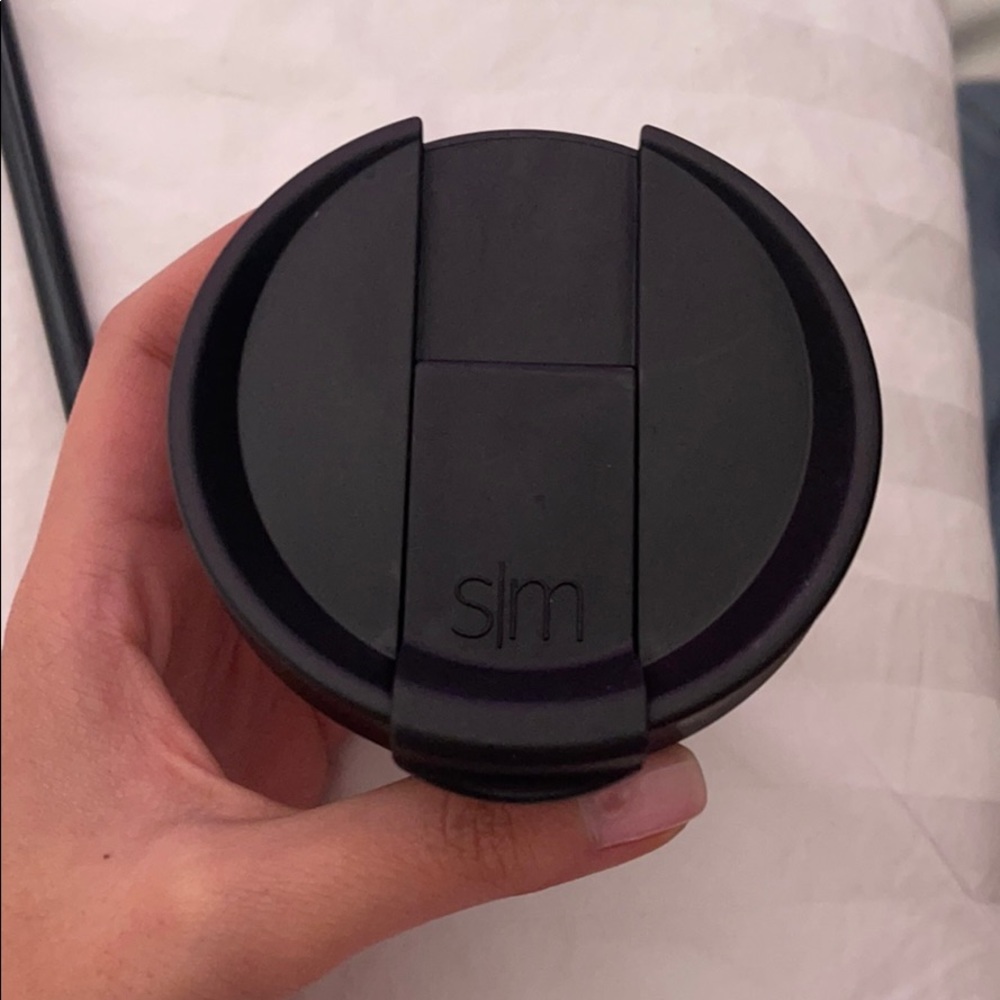Simple modern cup lid